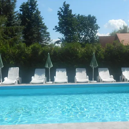 Mit Pool, Spielplatz Wlan Am Balatonufer, Direkt Am * Balatonmariafurdo